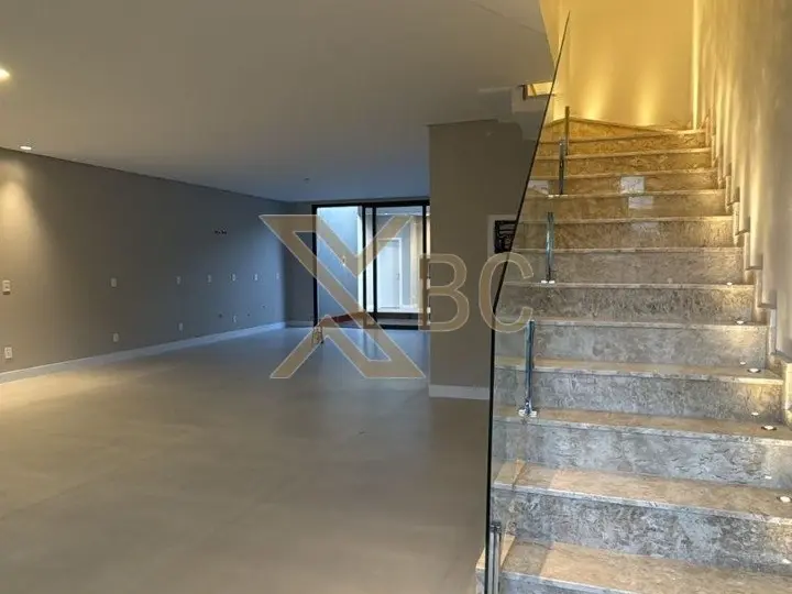 Casa à Venda no Bairro Barra em Balneário Camboriú
