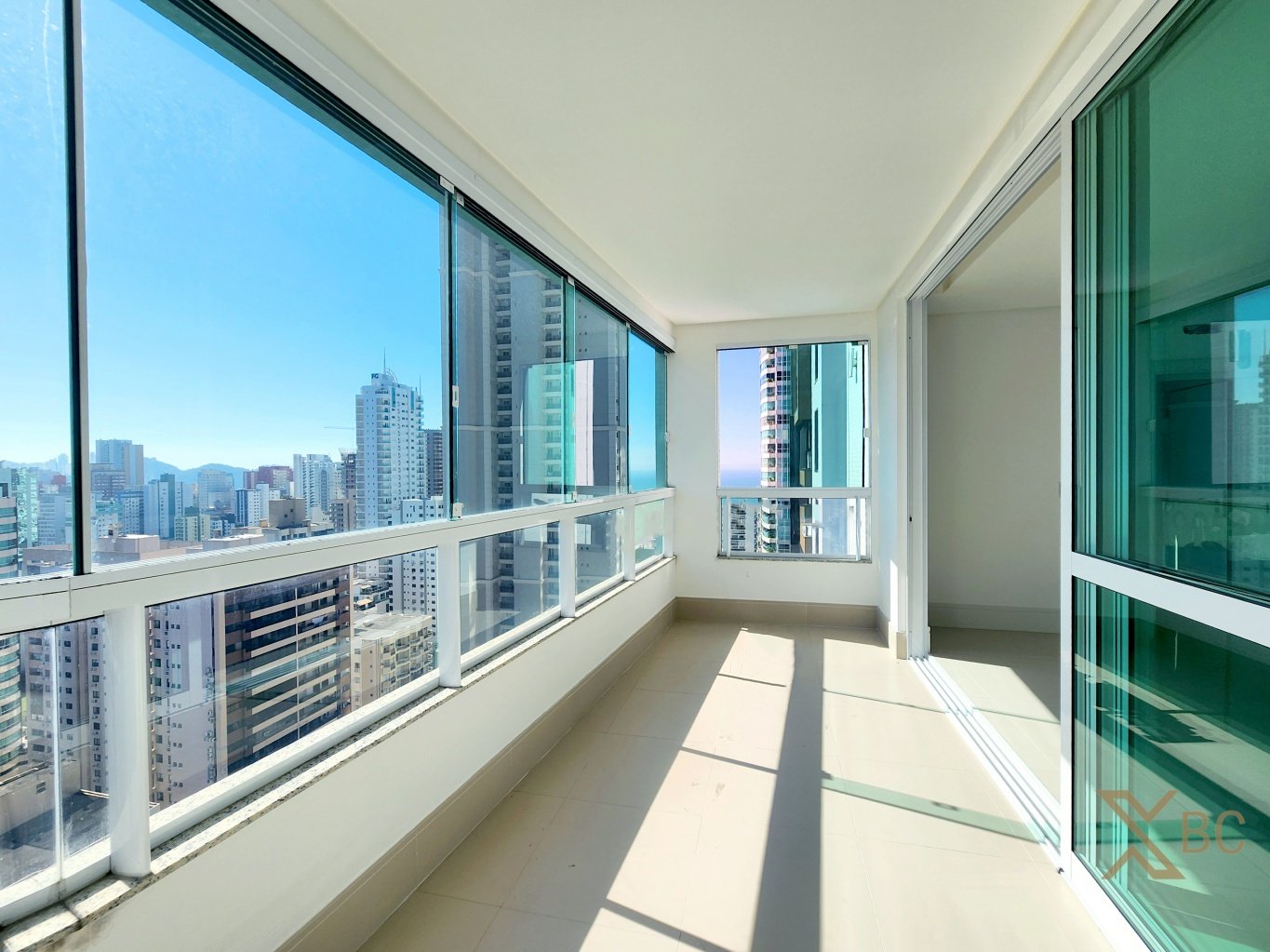 Apartamento à venda com 03 suítes e 03 vagas de garagem no Centro de Balneário Camboriú.