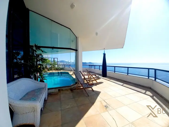 Cobertura duplex frente mar à venda com piscina privativa, 05 suítes e 04 vagas de garagem no Centro Sul em Balneário Camboriú.
