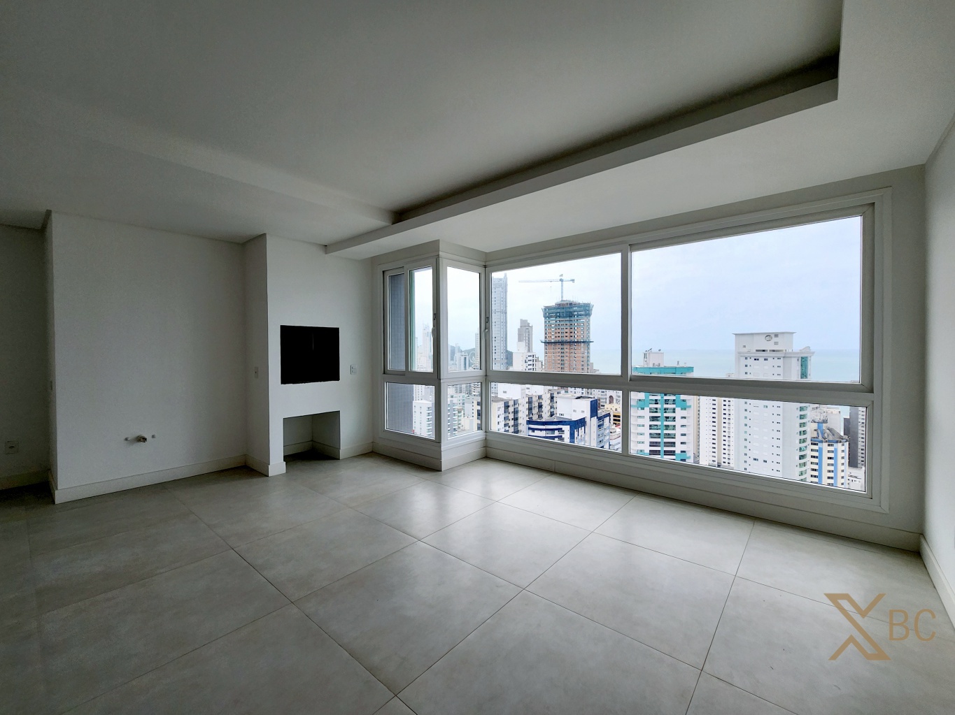Apartamento à venda com vista para o mar, 03 suítes e 04 vagas de garagem no Centro de Balneário Camboriú.