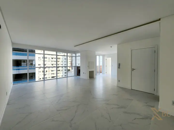 Apartamento diferenciado à venda com 03 suítes e 02 vagas de garagem no Centro de Balneário Camboriú.