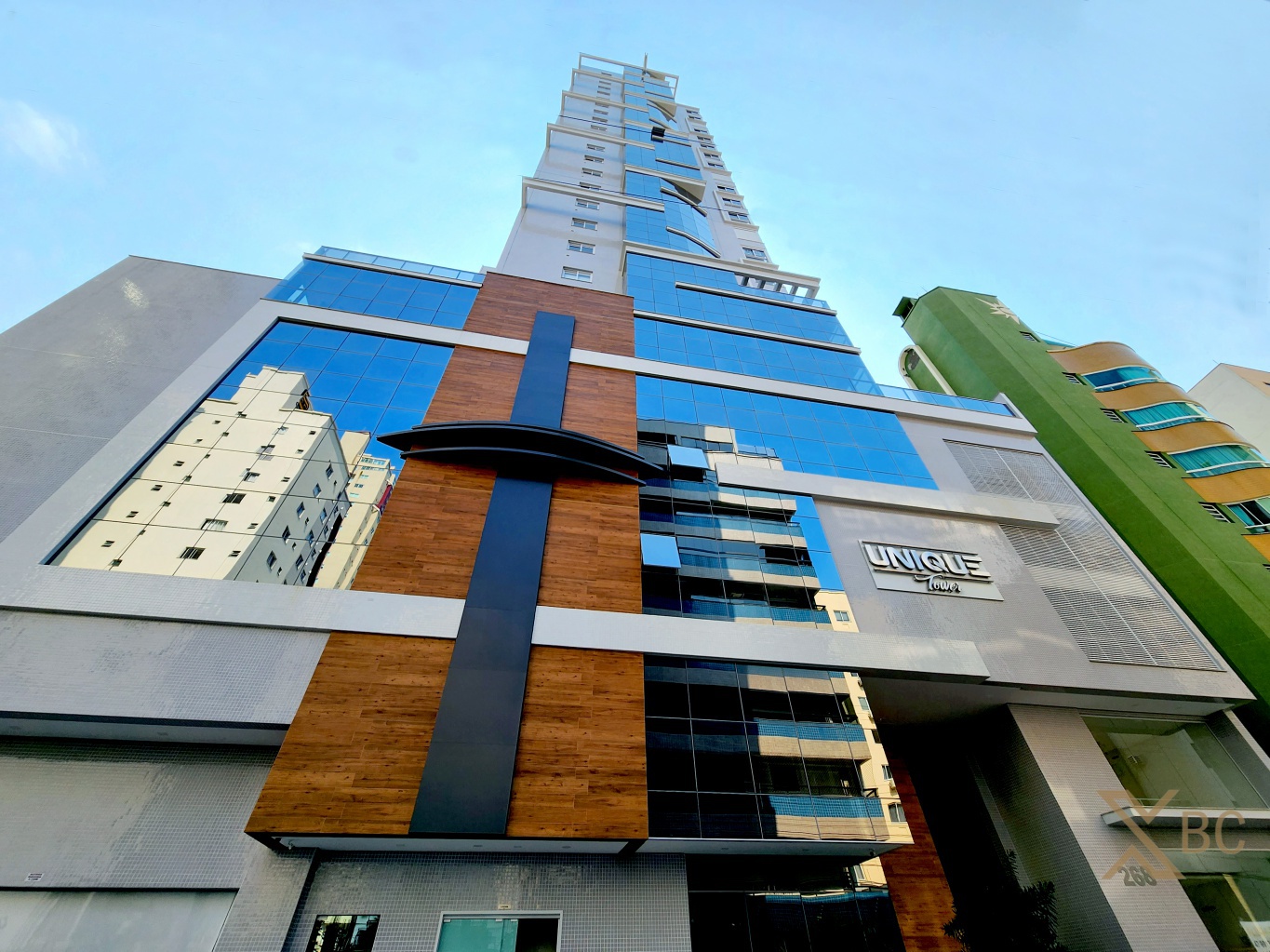 Apartamento novo à venda com 03 suítes e 02 vagas de garagem , com vista mar e área de lazer completa