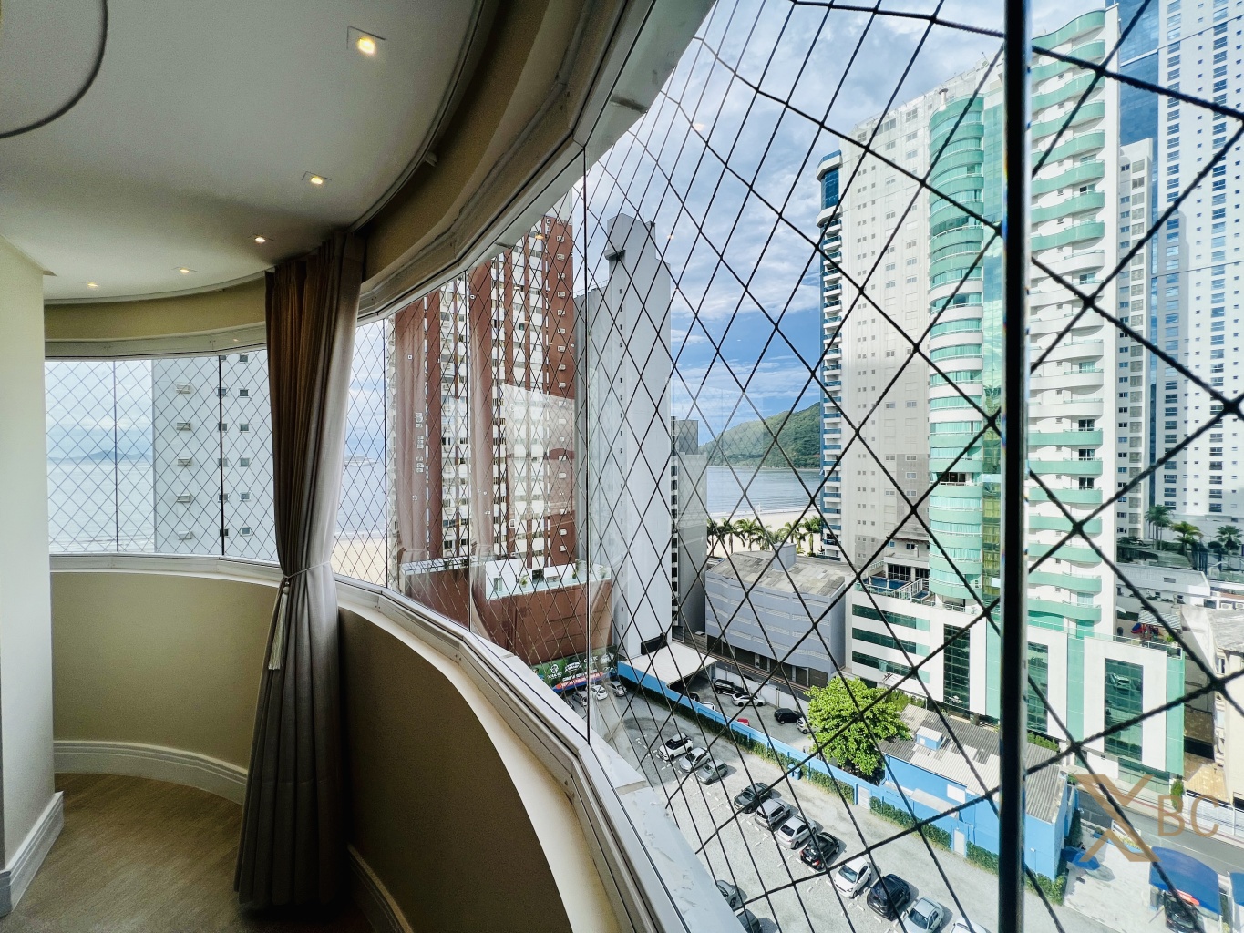 Mendelssohn - Barra Sul | Apartamento quadra mar mobiliado com 3 suítes e 4 vagas em Balneário Camboriú