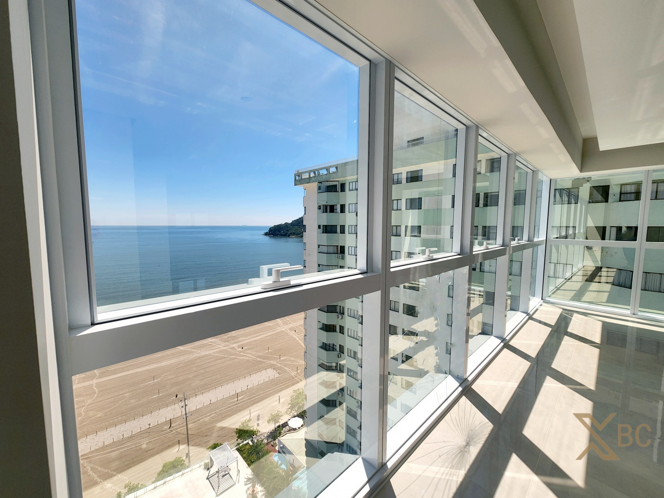 Apartamento frente mar à venda com 04 suítes e 03 vagas de garagem na Barra Sul em Balneário Camboriú.