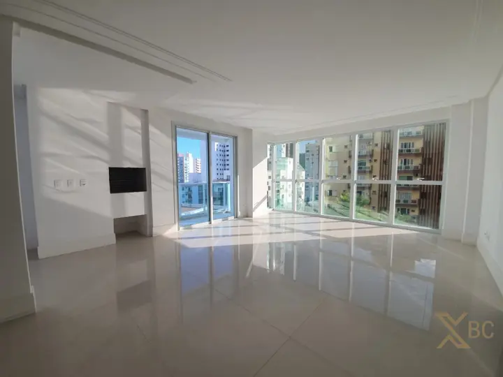 Apartamento à venda com 162m² privativos, 03 suítes e 03 vagas de garagem no Centro de Balneário Camboriú.