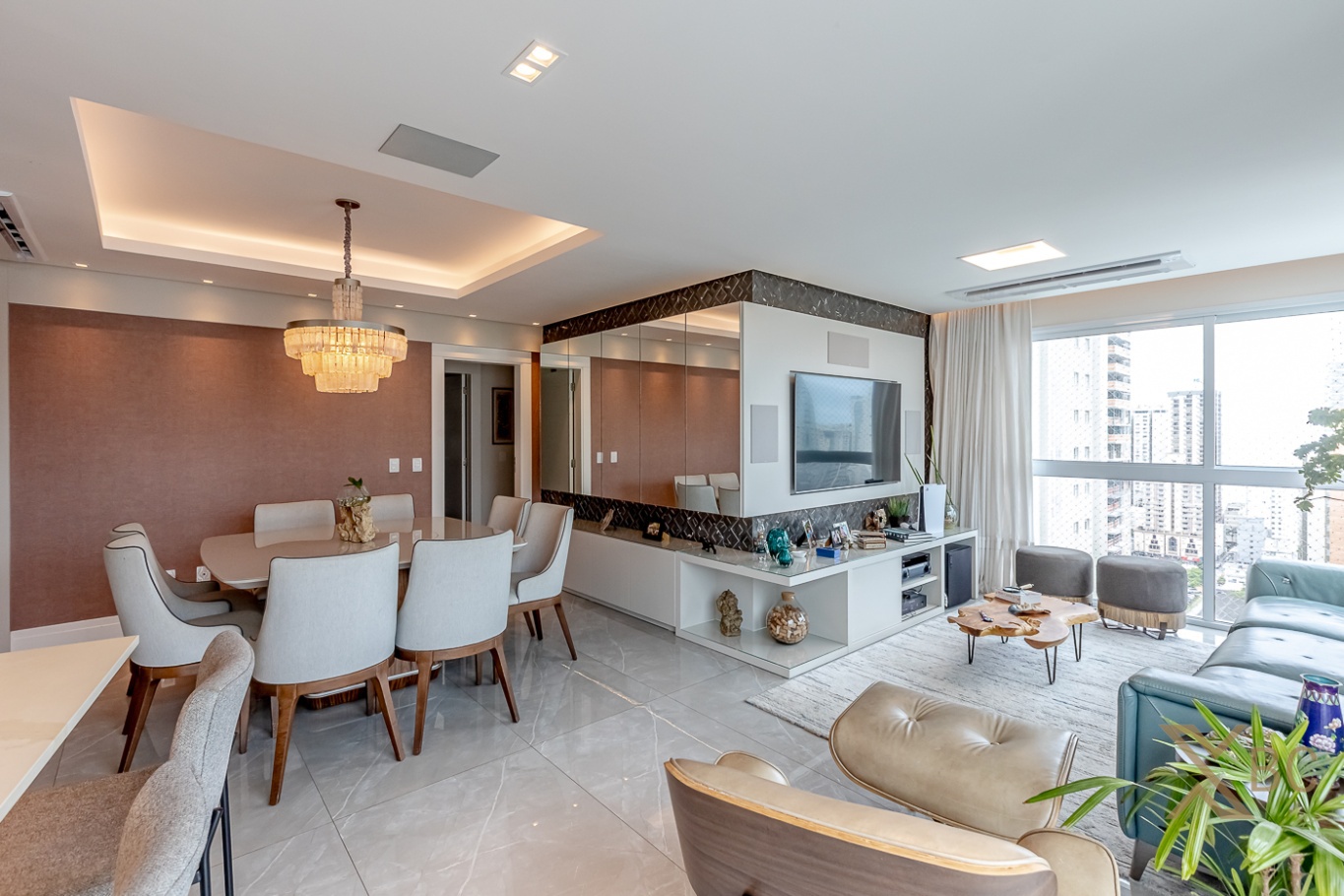 Apartamento finamente mobiliado à venda com 03 suítes e 04 vagas de garagem no Centro de Balneário Camboriú.