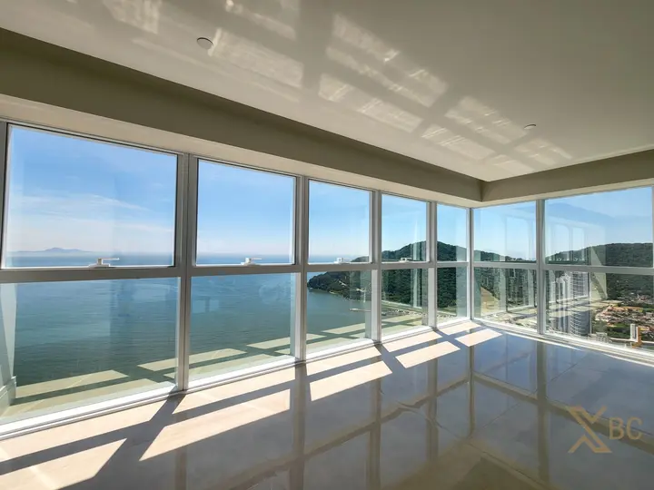 Apartamento frente mar à venda com 04 suítes e 03 vagas de garagem na Barra Sul em Balneário Camboriú.