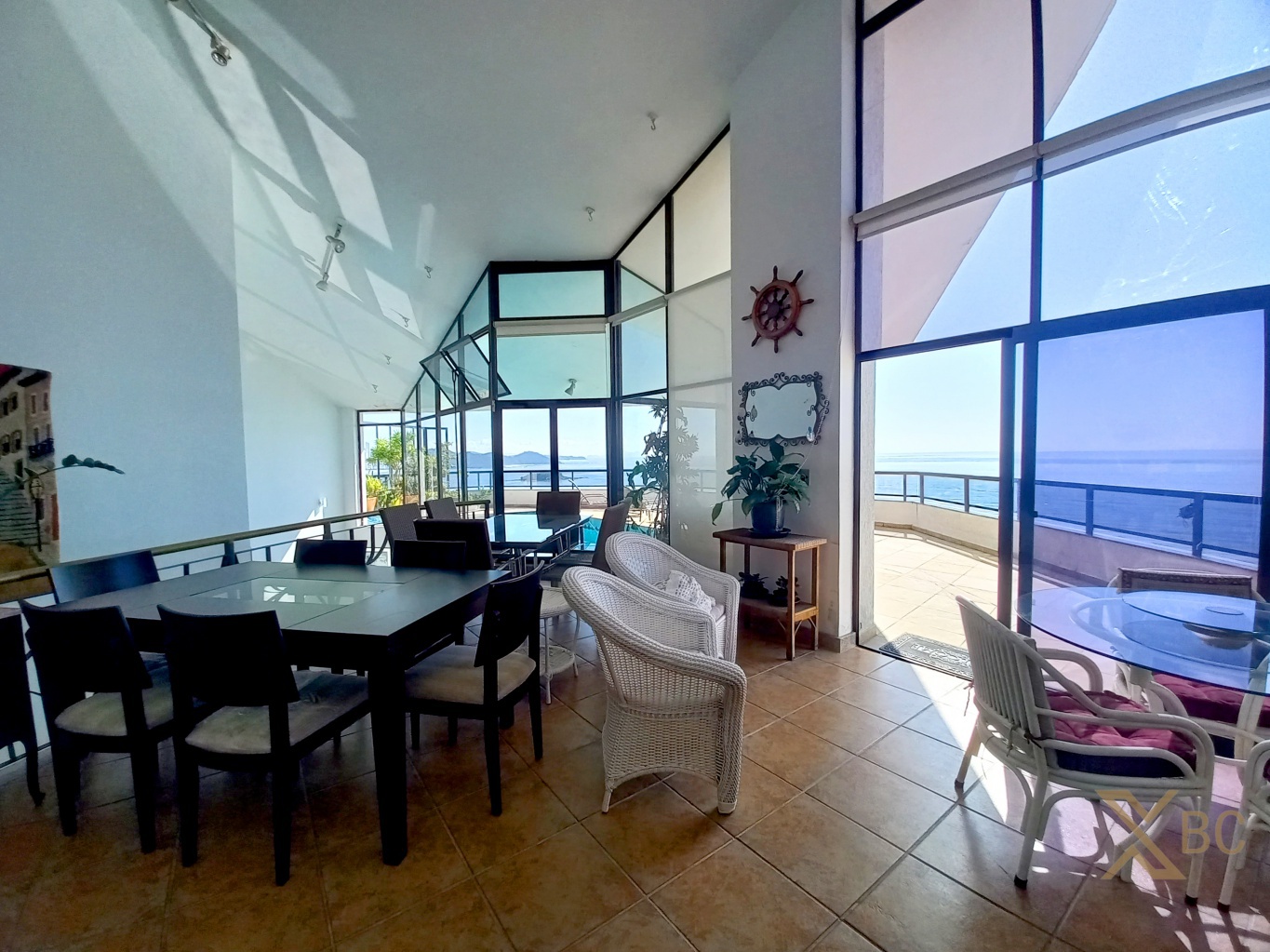 Cobertura duplex frente mar à venda com piscina privativa, 05 suítes e 04 vagas de garagem no Centro Sul em Balneário Camboriú.