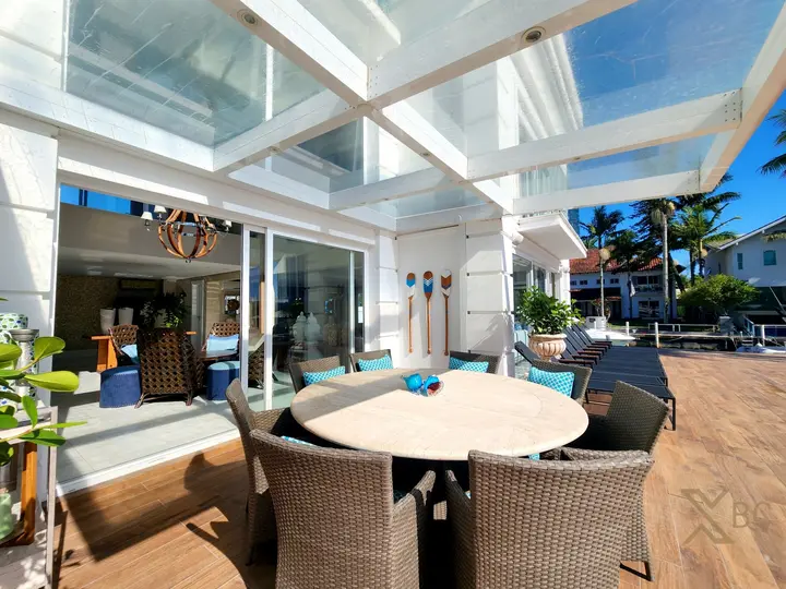 Casa triplex em condomínio à venda com 06 suítes e 06 vagas de garagem no Bairro da Barra em Balneário Camboriú.