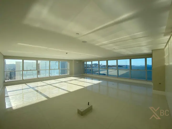 Apartamento frente mar à venda com 298m² privativos, 04 suítes e 04 vagas na Barra Sul em Balneário Camboriú.