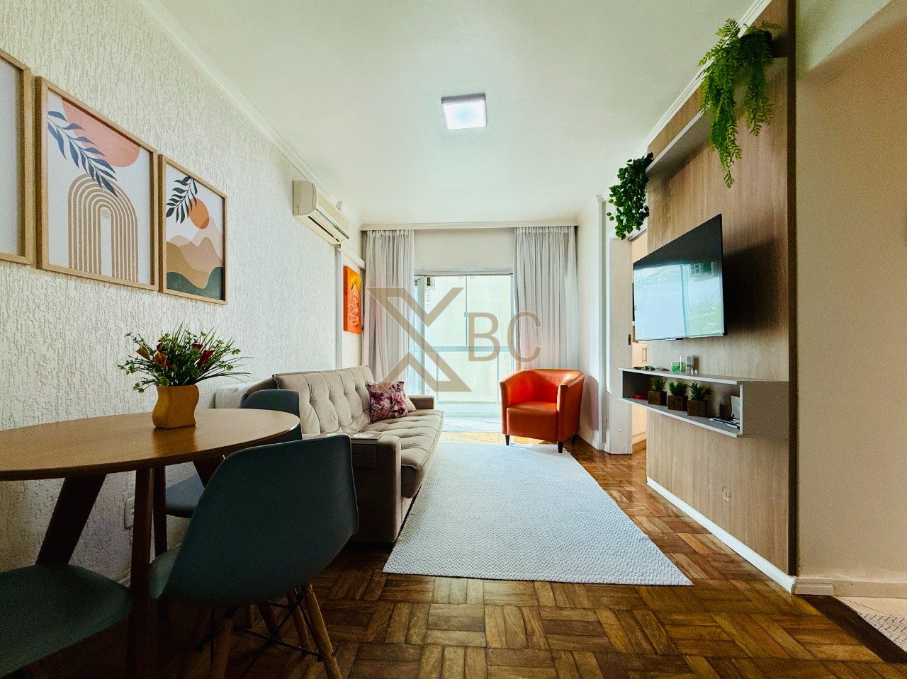 Apartamento Mobiliado à Venda no Edifício Albany - Avenida Atlântica, Balneário Camboriú