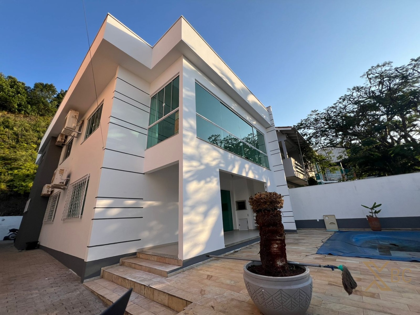 Casa de 560m² privativos à venda na Praia dos Amores em Itajaí!